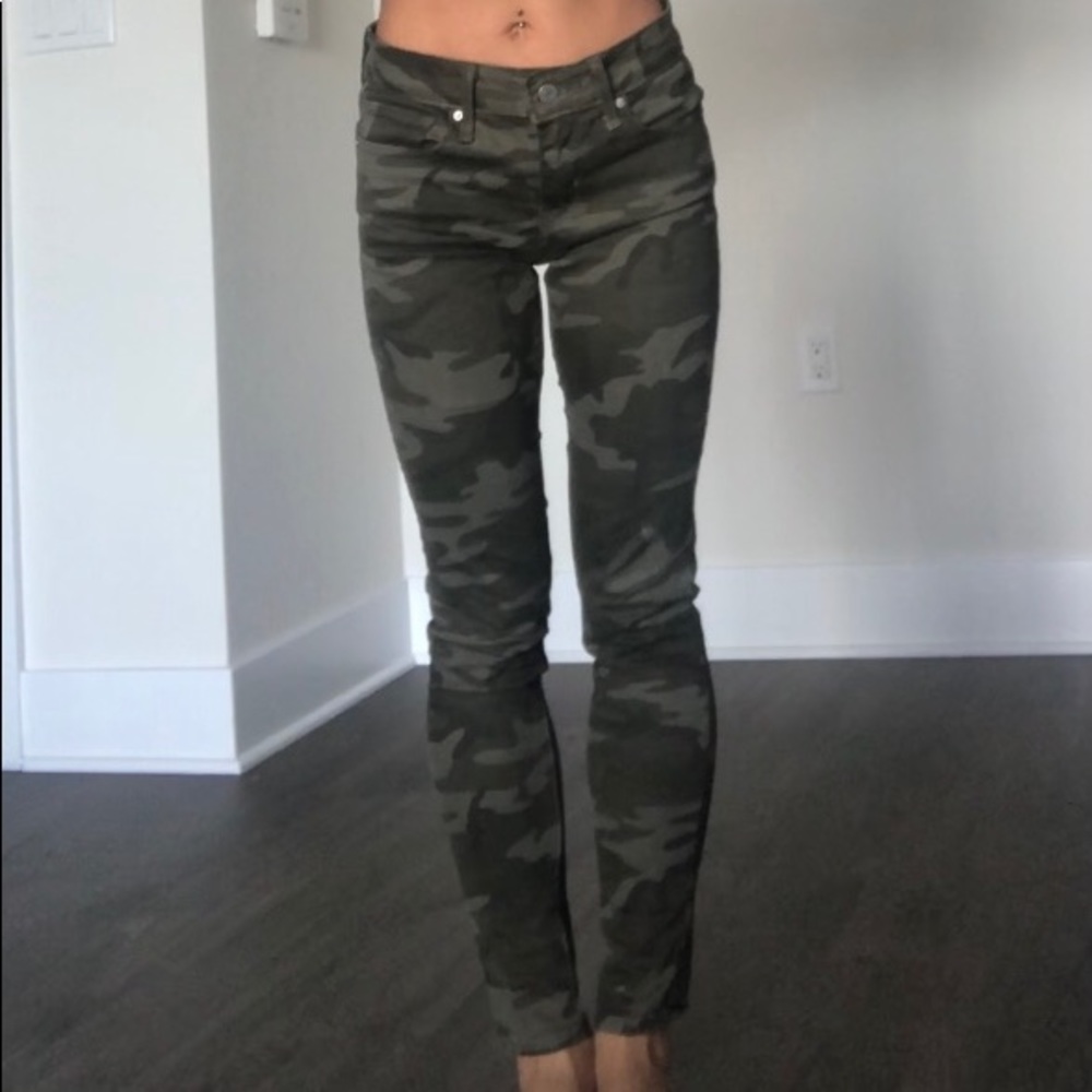 Levi’s green camo skinny pants size 24